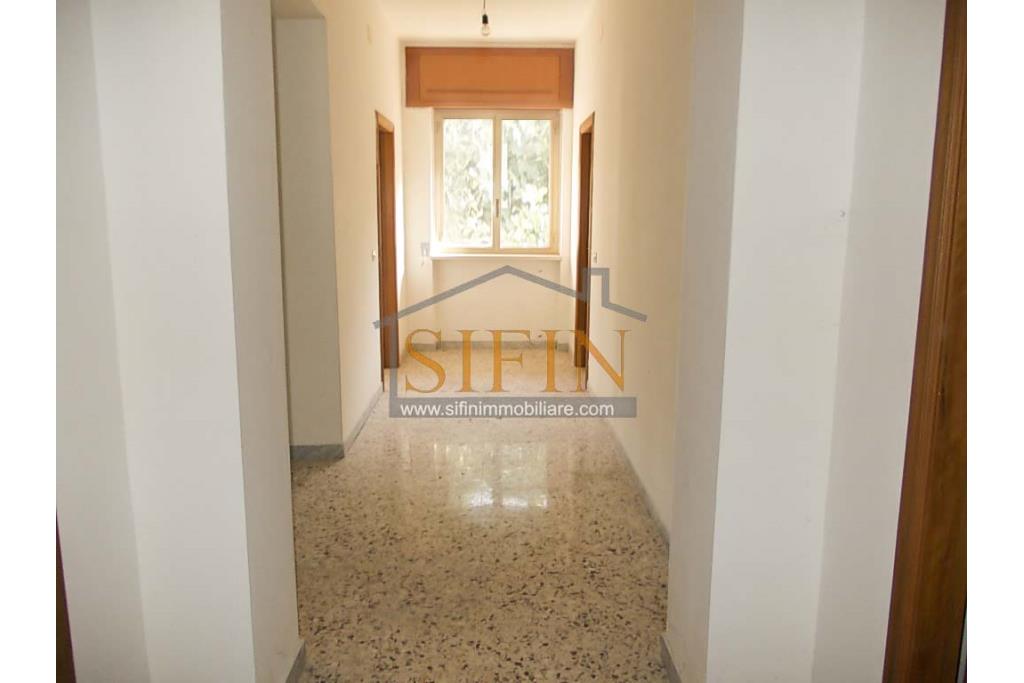 Casa con giardino e dependance - casa singola di complessivi mq. 250,00 ca. di cui mq. 50,00 destinati a garage il tutto circondato da mq. 2.000,00 di giardino su cui insiste un deposito di mq. 100,00 ca. ideale per la realizzazione di altra villetta indipendente
