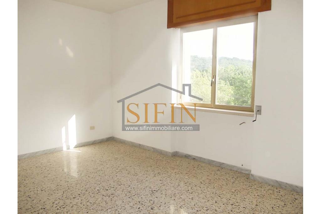 Casa con giardino e dependance - casa singola di complessivi mq. 250,00 ca. di cui mq. 50,00 destinati a garage il tutto circondato da mq. 2.000,00 di giardino su cui insiste un deposito di mq. 100,00 ca. ideale per la realizzazione di altra villetta indipendente