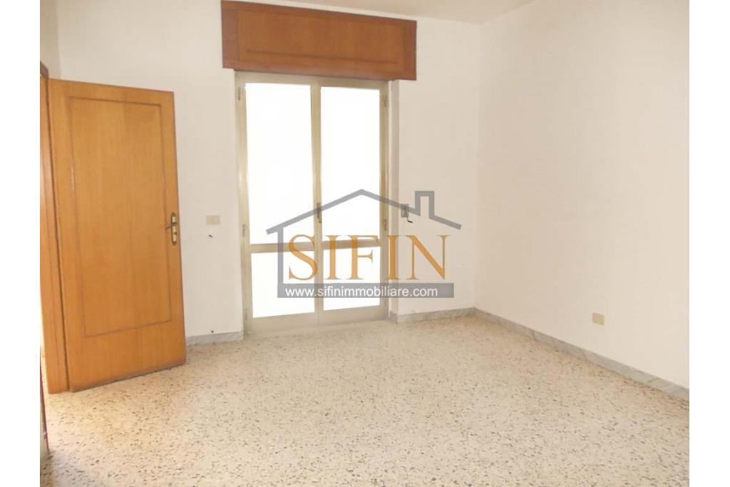 Casa con giardino e dependance - casa singola di complessivi mq. 250,00 ca. di cui mq. 50,00 destinati a garage il tutto circondato da mq. 2.000,00 di giardino su cui insiste un deposito di mq. 100,00 ca. ideale per la realizzazione di altra villetta indipendente