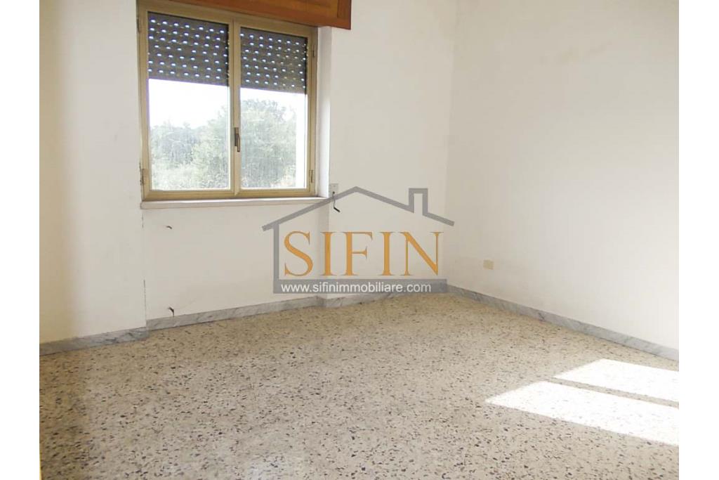 Casa con giardino e dependance - casa singola di complessivi mq. 250,00 ca. di cui mq. 50,00 destinati a garage il tutto circondato da mq. 2.000,00 di giardino su cui insiste un deposito di mq. 100,00 ca. ideale per la realizzazione di altra villetta indipendente