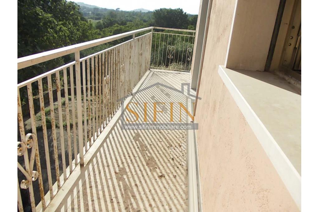 Casa con giardino e dependance - casa singola di complessivi mq. 250,00 ca. di cui mq. 50,00 destinati a garage il tutto circondato da mq. 2.000,00 di giardino su cui insiste un deposito di mq. 100,00 ca. ideale per la realizzazione di altra villetta indipendente