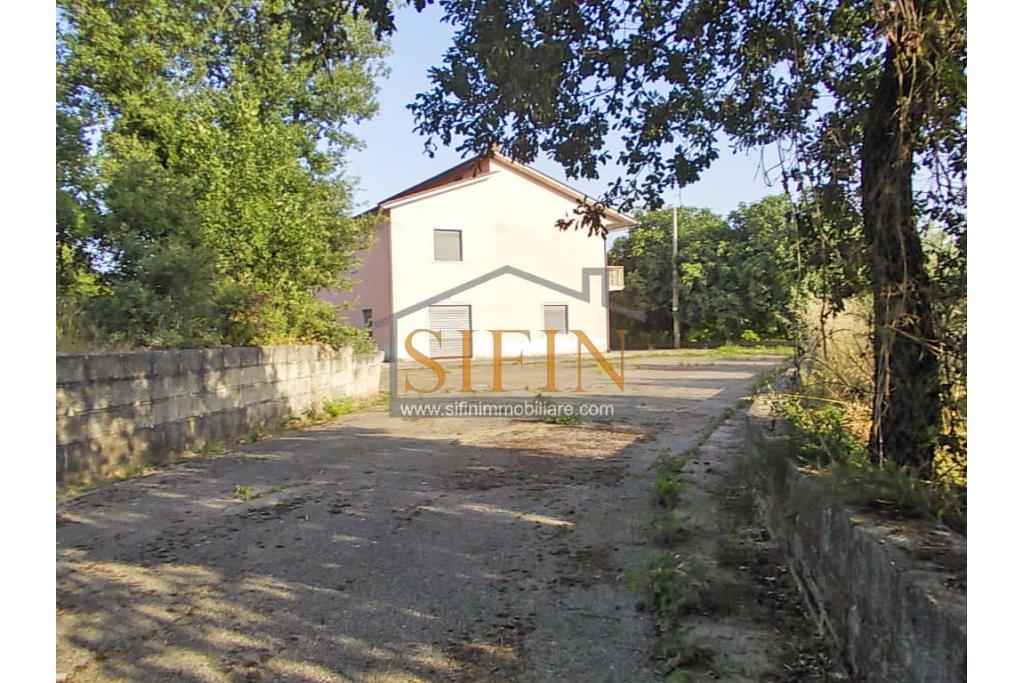Casa con giardino e dependance - casa singola di complessivi mq. 250,00 ca. di cui mq. 50,00 destinati a garage il tutto circondato da mq. 2.000,00 di giardino su cui insiste un deposito di mq. 100,00 ca. ideale per la realizzazione di altra villetta indipendente