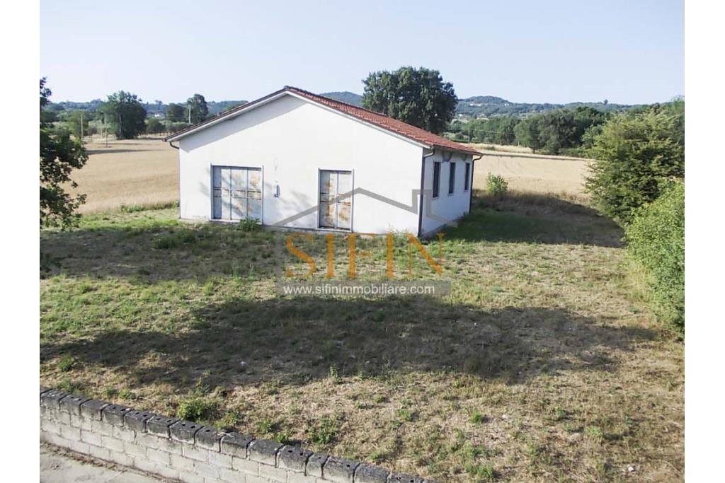 Casa con giardino e dependance - casa singola di complessivi mq. 250,00 ca. di cui mq. 50,00 destinati a garage il tutto circondato da mq. 2.000,00 di giardino su cui insiste un deposito di mq. 100,00 ca. ideale per la realizzazione di altra villetta indipendente