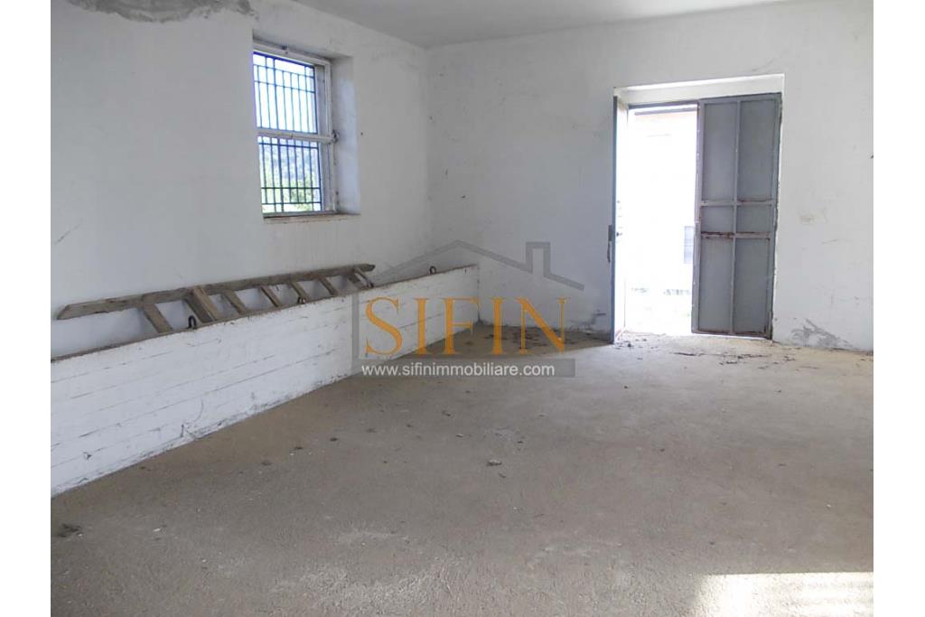 Casa con giardino e dependance - casa singola di complessivi mq. 250,00 ca. di cui mq. 50,00 destinati a garage il tutto circondato da mq. 2.000,00 di giardino su cui insiste un deposito di mq. 100,00 ca. ideale per la realizzazione di altra villetta indipendente