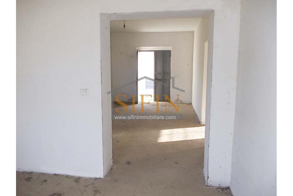 Casa con giardino e dependance - casa singola di complessivi mq. 250,00 ca. di cui mq. 50,00 destinati a garage il tutto circondato da mq. 2.000,00 di giardino su cui insiste un deposito di mq. 100,00 ca. ideale per la realizzazione di altra villetta indipendente