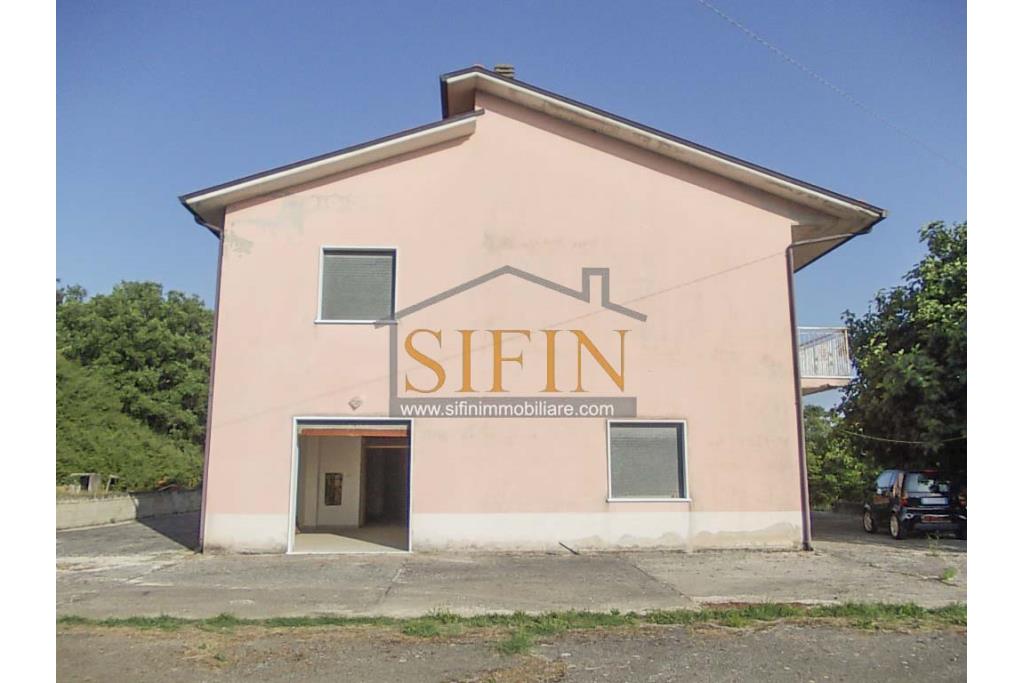 Casa con giardino e dependance - casa singola di complessivi mq. 250,00 ca. di cui mq. 50,00 destinati a garage il tutto circondato da mq. 2.000,00 di giardino su cui insiste un deposito di mq. 100,00 ca. ideale per la realizzazione di altra villetta indipendente