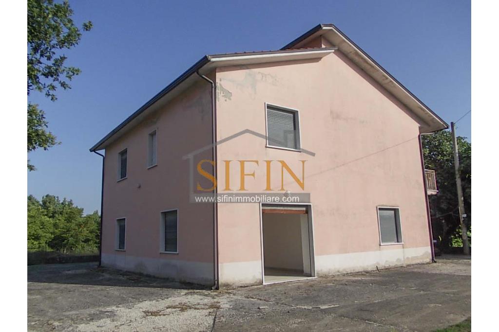 Casa con giardino e dependance - casa singola di complessivi mq. 250,00 ca. di cui mq. 50,00 destinati a garage il tutto circondato da mq. 2.000,00 di giardino su cui insiste un deposito di mq. 100,00 ca. ideale per la realizzazione di altra villetta indipendente