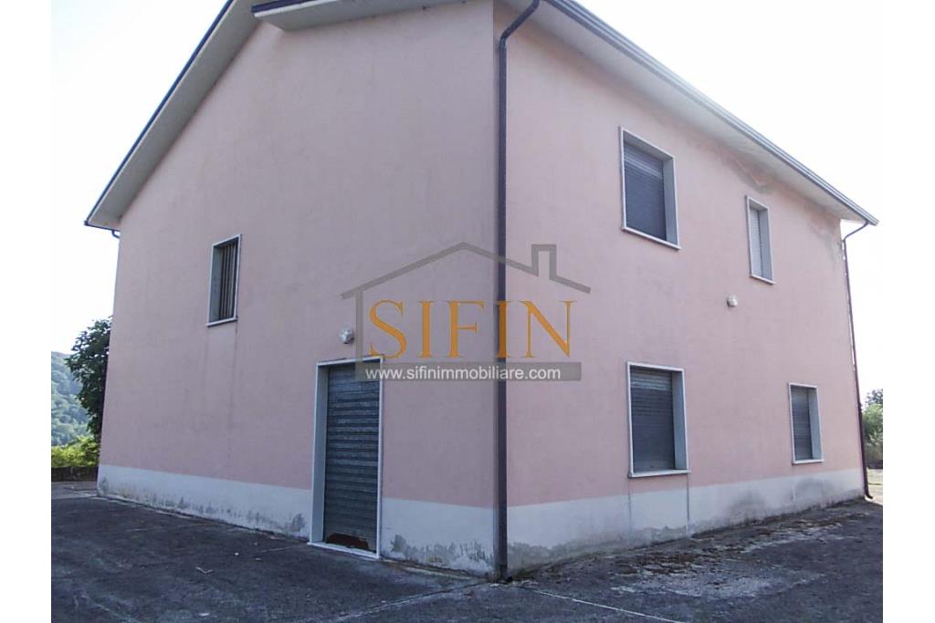 Casa con giardino e dependance - casa singola di complessivi mq. 250,00 ca. di cui mq. 50,00 destinati a garage il tutto circondato da mq. 2.000,00 di giardino su cui insiste un deposito di mq. 100,00 ca. ideale per la realizzazione di altra villetta indipendente