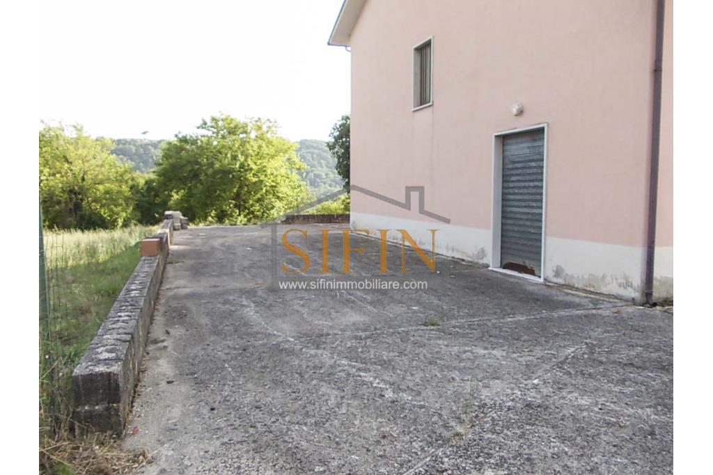 Casa con giardino e dependance - casa singola di complessivi mq. 250,00 ca. di cui mq. 50,00 destinati a garage il tutto circondato da mq. 2.000,00 di giardino su cui insiste un deposito di mq. 100,00 ca. ideale per la realizzazione di altra villetta indipendente