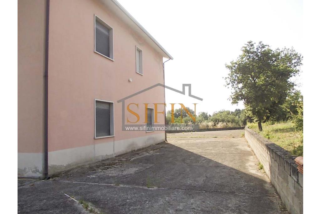 Casa con giardino e dependance - casa singola di complessivi mq. 250,00 ca. di cui mq. 50,00 destinati a garage il tutto circondato da mq. 2.000,00 di giardino su cui insiste un deposito di mq. 100,00 ca. ideale per la realizzazione di altra villetta indipendente