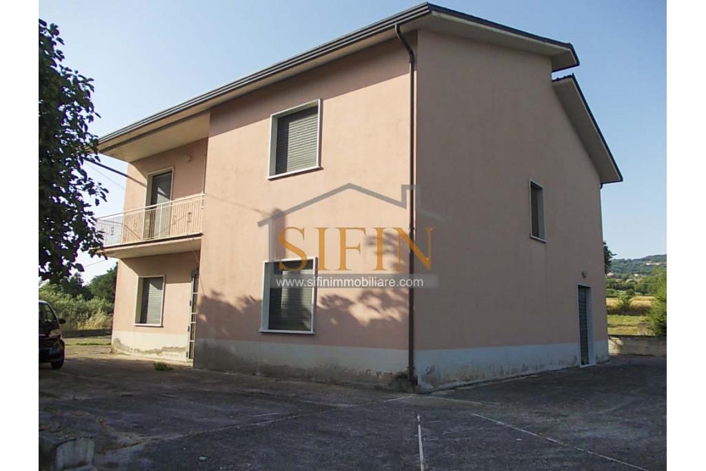 Casa con giardino e dependance - casa singola di complessivi mq. 250,00 ca. di cui mq. 50,00 destinati a garage il tutto circondato da mq. 2.000,00 di giardino su cui insiste un deposito di mq. 100,00 ca. ideale per la realizzazione di altra villetta indipendente