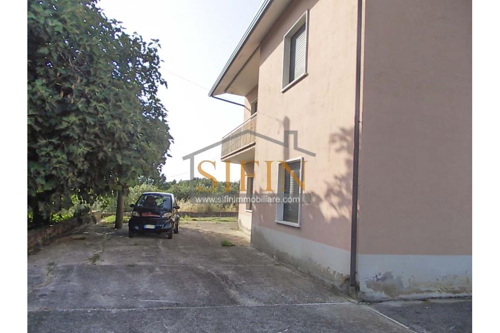 Casa con giardino e dependance - casa singola di complessivi mq. 250,00 ca. di cui mq. 50,00 destinati a garage il tutto circondato da mq. 2.000,00 di giardino su cui insiste un deposito di mq. 100,00 ca. ideale per la realizzazione di altra villetta indipendente