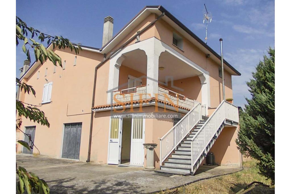 Villa con Terreno - villetta di complessivi mq. 280,00 ca. oltre a deposi per ulteriori mq. 150,00 il tutto circondato da oltre quattro ettari di terreno (mq. 45.000,00) sufficienti per impiantare un azieda agricola.