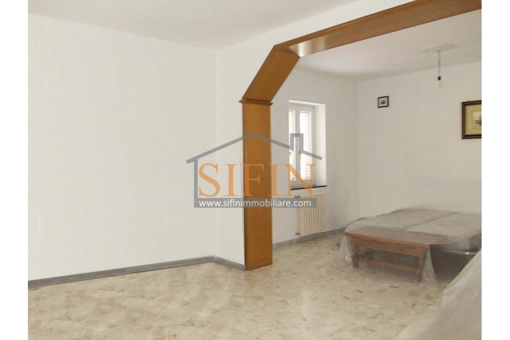 Villa con Terreno - villetta di complessivi mq. 280,00 ca. oltre a deposi per ulteriori mq. 150,00 il tutto circondato da oltre quattro ettari di terreno (mq. 45.000,00) sufficienti per impiantare un azieda agricola.