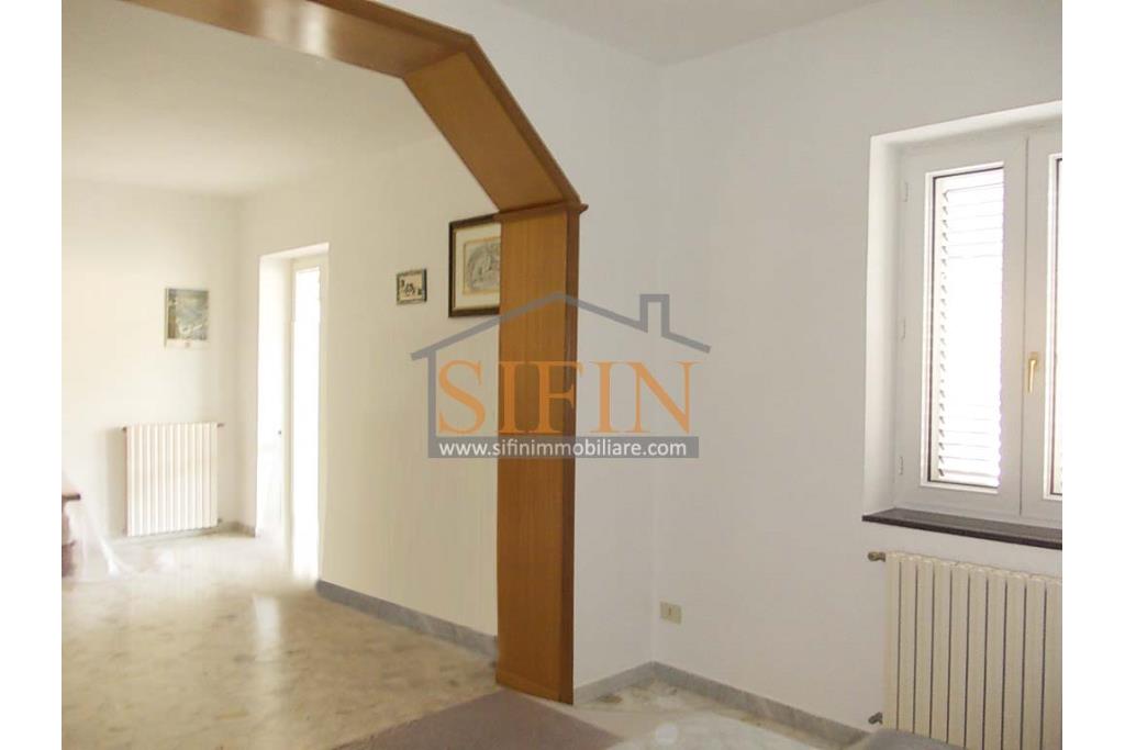 Villa con Terreno - villetta di complessivi mq. 280,00 ca. oltre a deposi per ulteriori mq. 150,00 il tutto circondato da oltre quattro ettari di terreno (mq. 45.000,00) sufficienti per impiantare un azieda agricola.