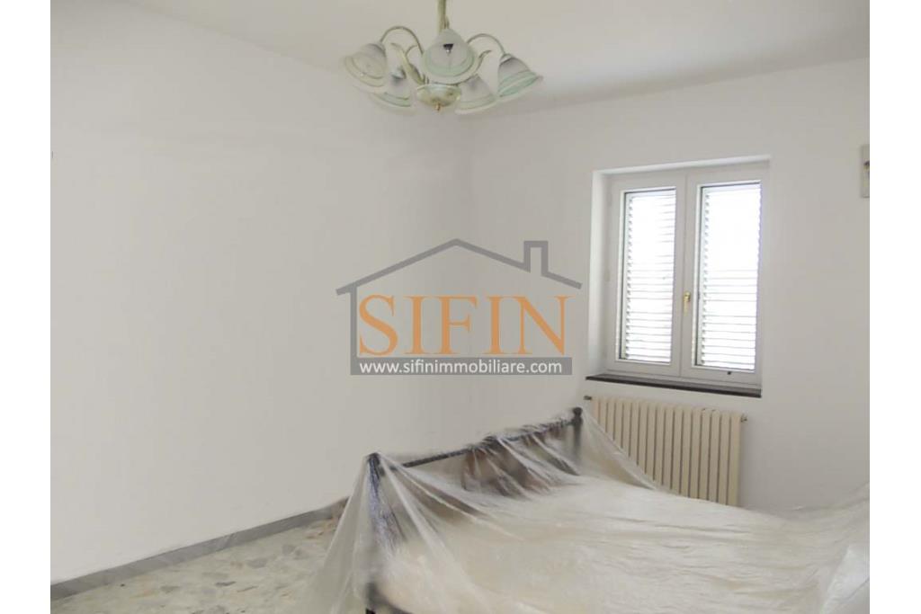 Villa con Terreno - villetta di complessivi mq. 280,00 ca. oltre a deposi per ulteriori mq. 150,00 il tutto circondato da oltre quattro ettari di terreno (mq. 45.000,00) sufficienti per impiantare un azieda agricola.