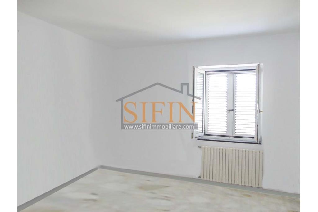 Villa con Terreno - villetta di complessivi mq. 280,00 ca. oltre a deposi per ulteriori mq. 150,00 il tutto circondato da oltre quattro ettari di terreno (mq. 45.000,00) sufficienti per impiantare un azieda agricola.