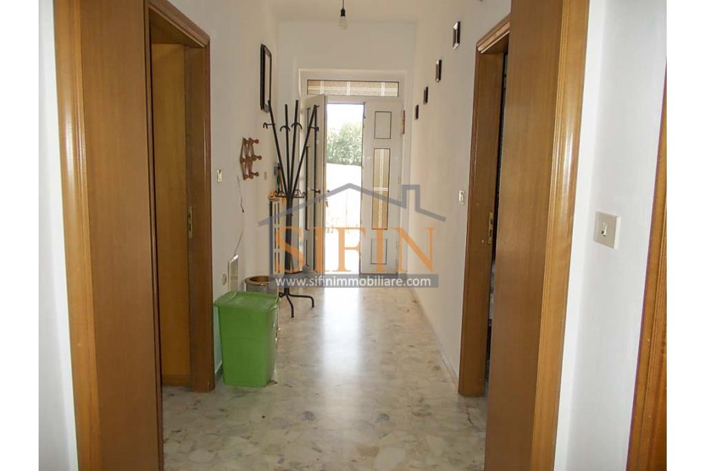 Villa con Terreno - villetta di complessivi mq. 280,00 ca. oltre a deposi per ulteriori mq. 150,00 il tutto circondato da oltre quattro ettari di terreno (mq. 45.000,00) sufficienti per impiantare un azieda agricola.