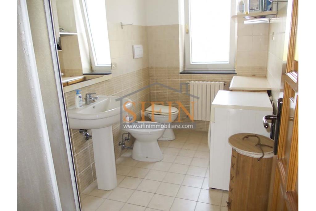 Villa con Terreno - villetta di complessivi mq. 280,00 ca. oltre a deposi per ulteriori mq. 150,00 il tutto circondato da oltre quattro ettari di terreno (mq. 45.000,00) sufficienti per impiantare un azieda agricola.