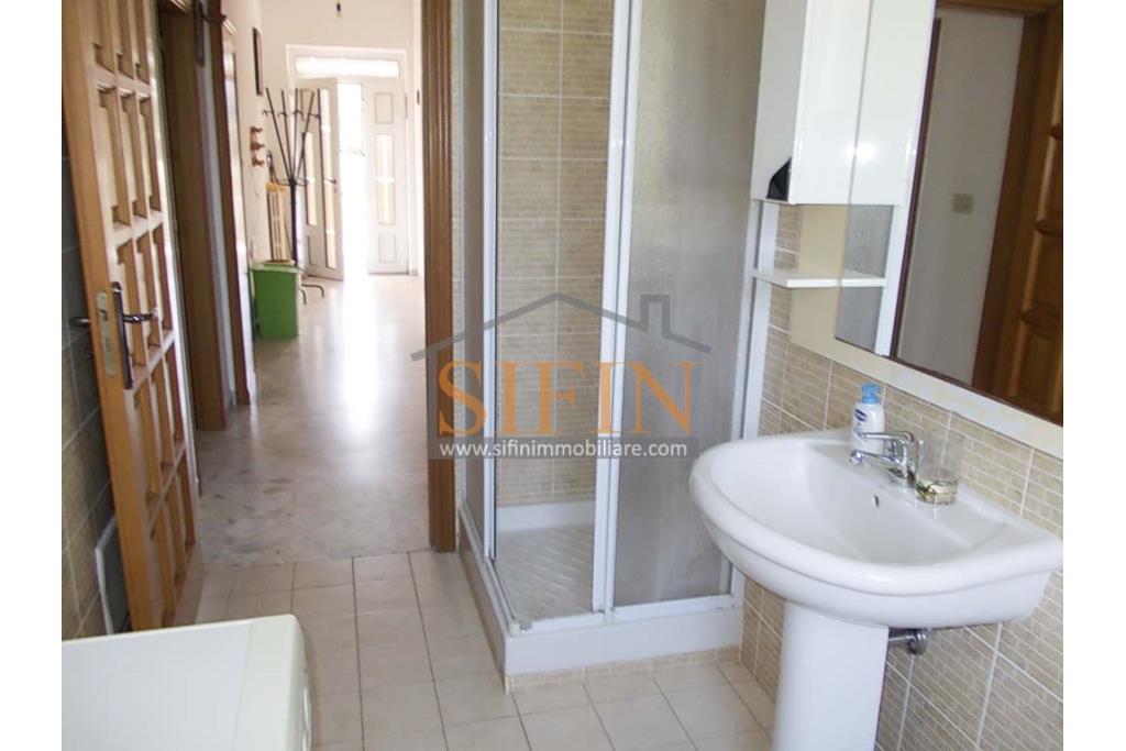Villa con Terreno - villetta di complessivi mq. 280,00 ca. oltre a deposi per ulteriori mq. 150,00 il tutto circondato da oltre quattro ettari di terreno (mq. 45.000,00) sufficienti per impiantare un azieda agricola.