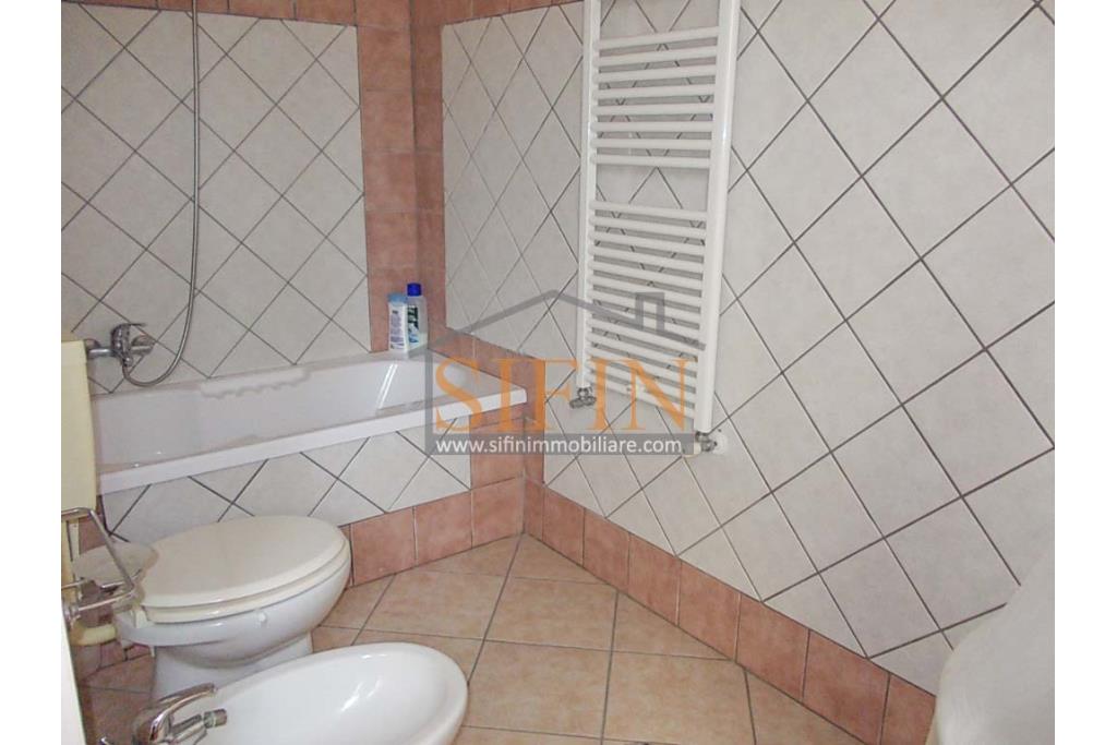 Villa con Terreno - villetta di complessivi mq. 280,00 ca. oltre a deposi per ulteriori mq. 150,00 il tutto circondato da oltre quattro ettari di terreno (mq. 45.000,00) sufficienti per impiantare un azieda agricola.