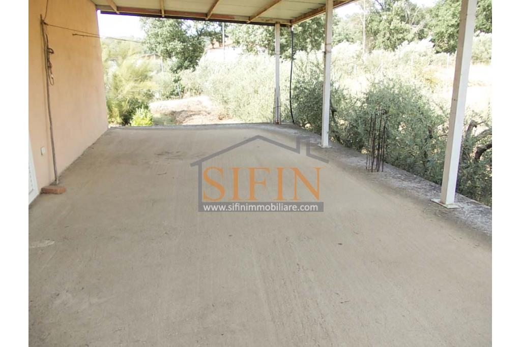 Villa con Terreno - villetta di complessivi mq. 280,00 ca. oltre a deposi per ulteriori mq. 150,00 il tutto circondato da oltre quattro ettari di terreno (mq. 45.000,00) sufficienti per impiantare un azieda agricola.