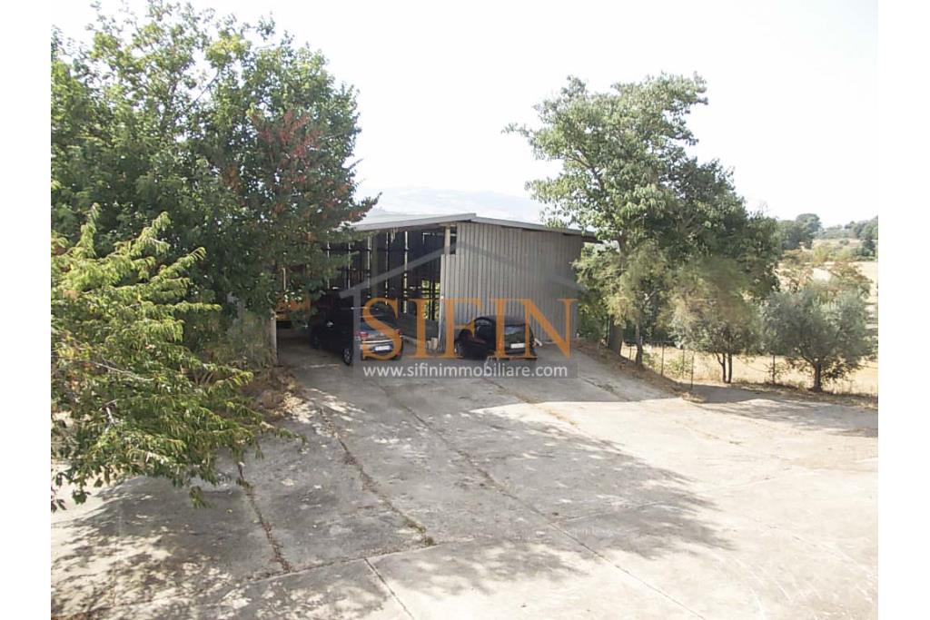 Villa con Terreno - villetta di complessivi mq. 280,00 ca. oltre a deposi per ulteriori mq. 150,00 il tutto circondato da oltre quattro ettari di terreno (mq. 45.000,00) sufficienti per impiantare un azieda agricola.