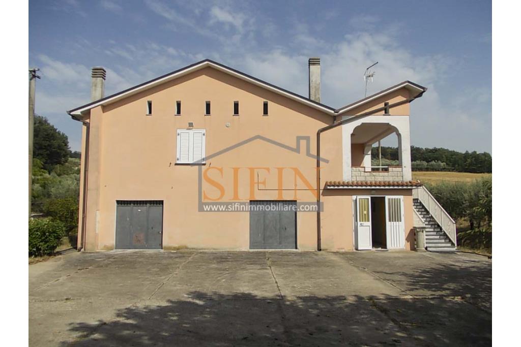 Villa con Terreno - villetta di complessivi mq. 280,00 ca. oltre a deposi per ulteriori mq. 150,00 il tutto circondato da oltre quattro ettari di terreno (mq. 45.000,00) sufficienti per impiantare un azieda agricola.