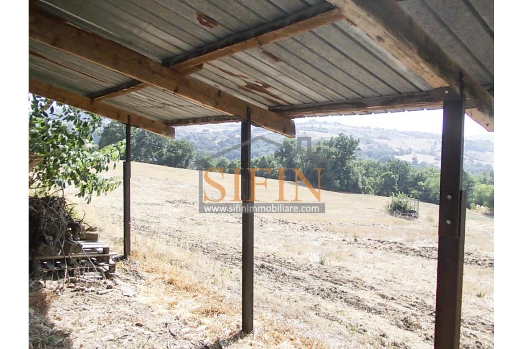 Villa con Terreno - villetta di complessivi mq. 280,00 ca. oltre a deposi per ulteriori mq. 150,00 il tutto circondato da oltre quattro ettari di terreno (mq. 45.000,00) sufficienti per impiantare un azieda agricola.