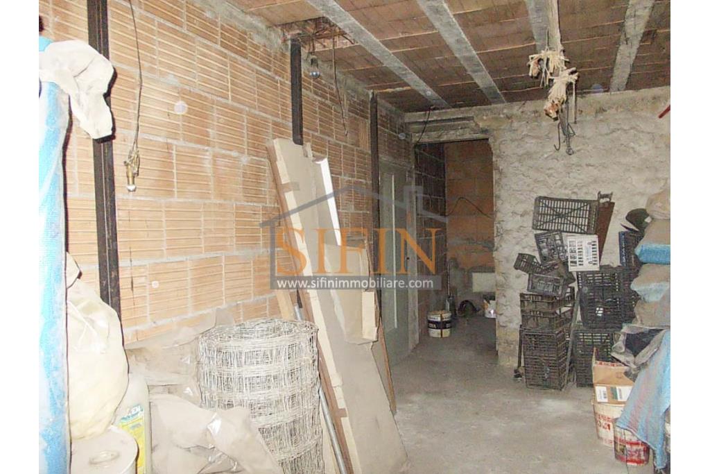 Villa con Terreno - villetta di complessivi mq. 280,00 ca. oltre a deposi per ulteriori mq. 150,00 il tutto circondato da oltre quattro ettari di terreno (mq. 45.000,00) sufficienti per impiantare un azieda agricola.