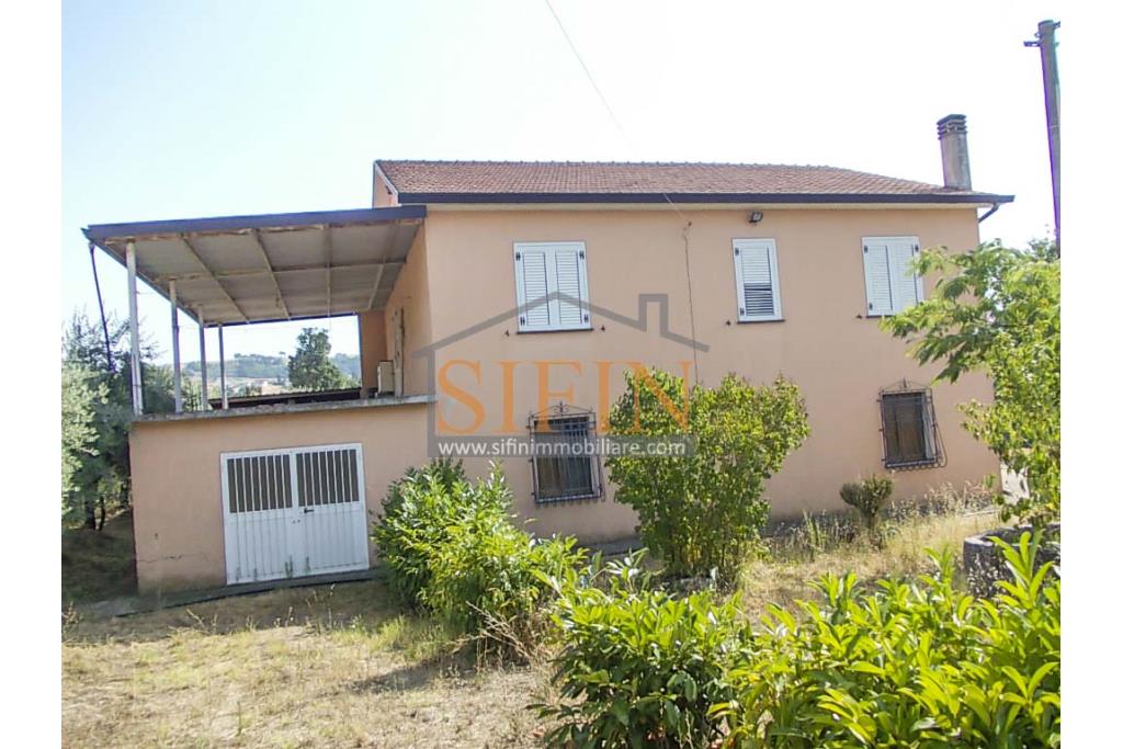 Villa con Terreno - villetta di complessivi mq. 280,00 ca. oltre a deposi per ulteriori mq. 150,00 il tutto circondato da oltre quattro ettari di terreno (mq. 45.000,00) sufficienti per impiantare un azieda agricola.