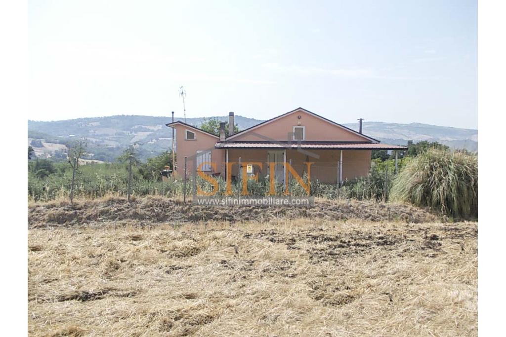 Villa con Terreno - villetta di complessivi mq. 280,00 ca. oltre a deposi per ulteriori mq. 150,00 il tutto circondato da oltre quattro ettari di terreno (mq. 45.000,00) sufficienti per impiantare un azieda agricola.