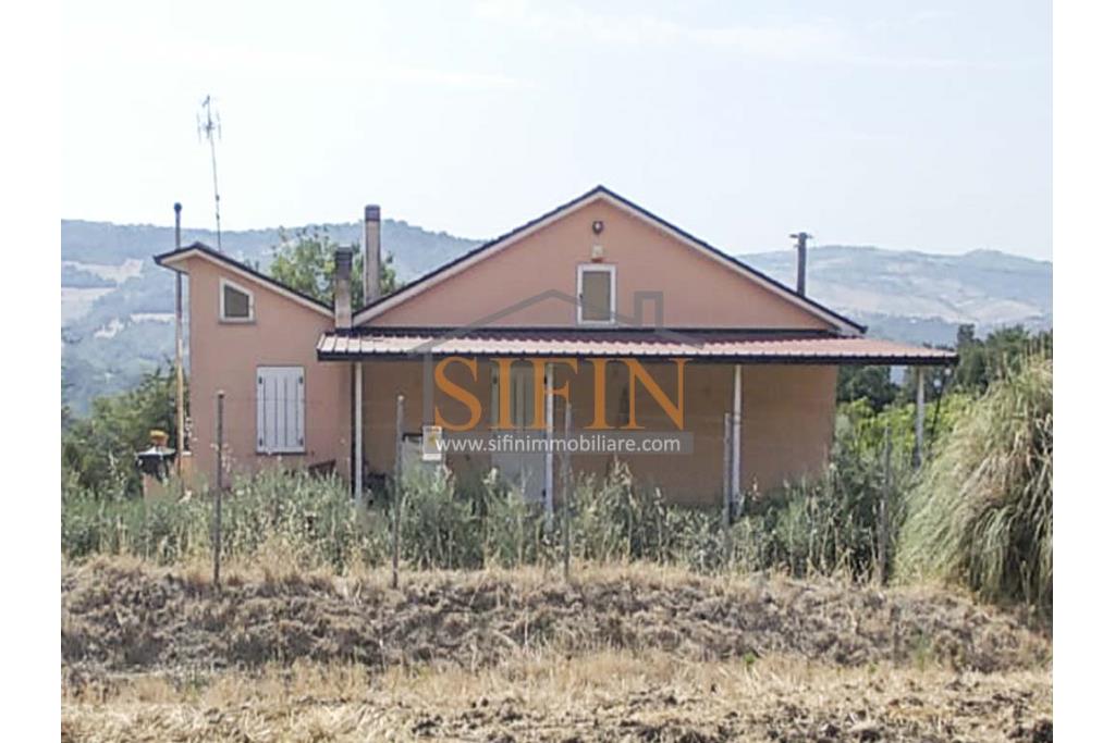 Villa con Terreno - villetta di complessivi mq. 280,00 ca. oltre a deposi per ulteriori mq. 150,00 il tutto circondato da oltre quattro ettari di terreno (mq. 45.000,00) sufficienti per impiantare un azieda agricola.