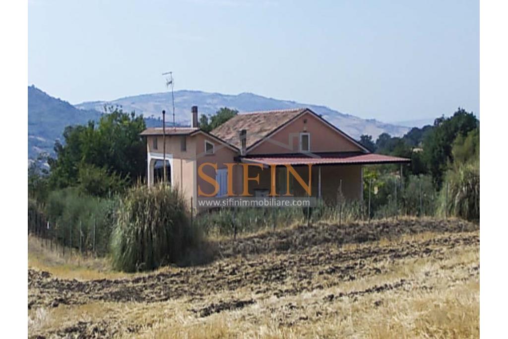 Villa con Terreno - villetta di complessivi mq. 280,00 ca. oltre a deposi per ulteriori mq. 150,00 il tutto circondato da oltre quattro ettari di terreno (mq. 45.000,00) sufficienti per impiantare un azieda agricola.