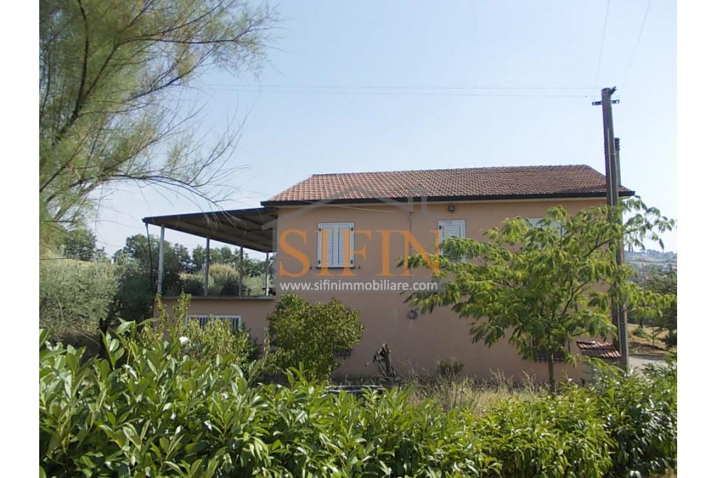 Villa con Terreno - villetta di complessivi mq. 280,00 ca. oltre a deposi per ulteriori mq. 150,00 il tutto circondato da oltre quattro ettari di terreno (mq. 45.000,00) sufficienti per impiantare un azieda agricola.