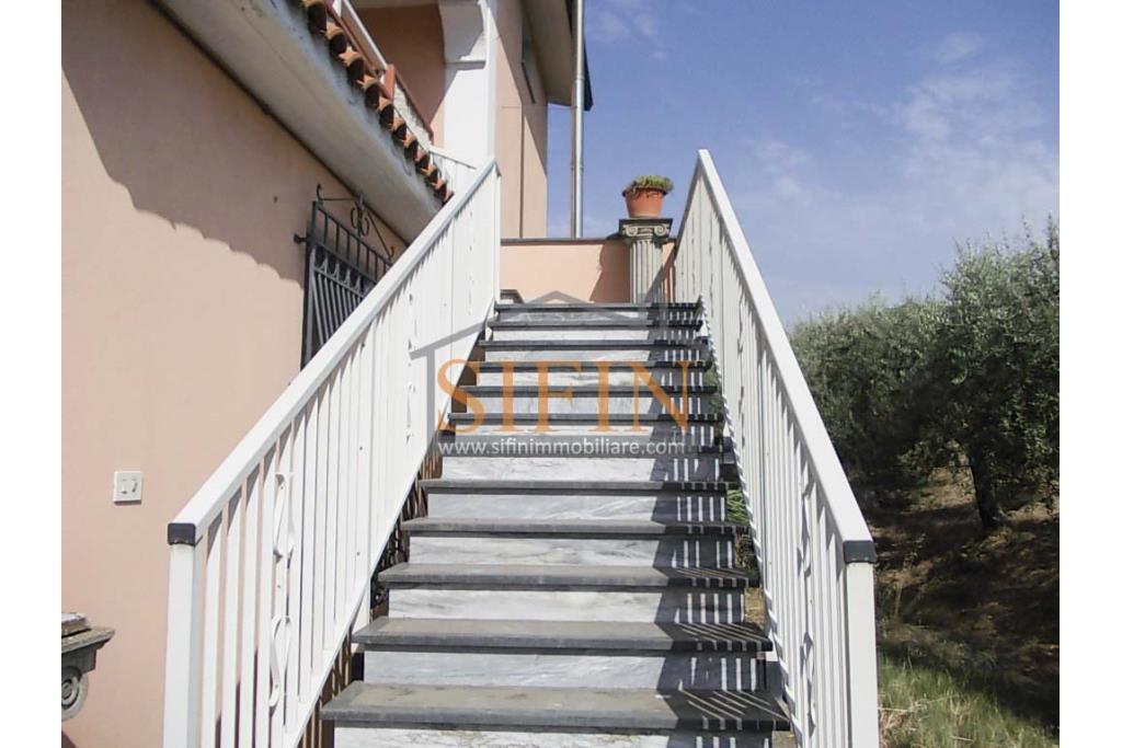 Villa con Terreno - villetta di complessivi mq. 280,00 ca. oltre a deposi per ulteriori mq. 150,00 il tutto circondato da oltre quattro ettari di terreno (mq. 45.000,00) sufficienti per impiantare un azieda agricola.