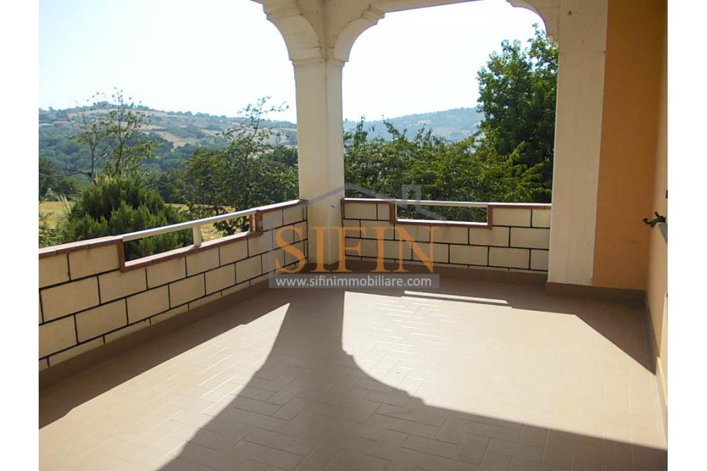 Villa con Terreno - villetta di complessivi mq. 280,00 ca. oltre a deposi per ulteriori mq. 150,00 il tutto circondato da oltre quattro ettari di terreno (mq. 45.000,00) sufficienti per impiantare un azieda agricola.