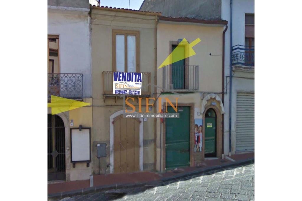 Casa singola  - Mirabella Eclano, sulla centralissima Via Roma, proponiamo in vendita terratetto su 4 livelli per un totale complessivo di mq. 130,00