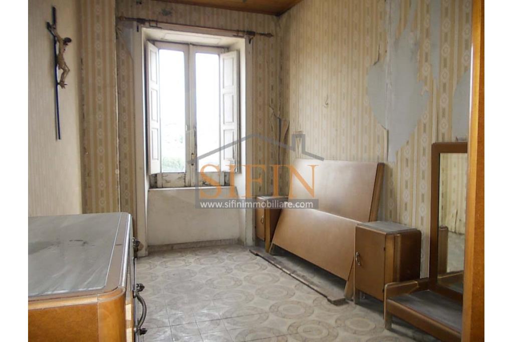 Casa singola  - Mirabella Eclano, sulla centralissima Via Roma, proponiamo in vendita terratetto su 4 livelli per un totale complessivo di mq. 130,00