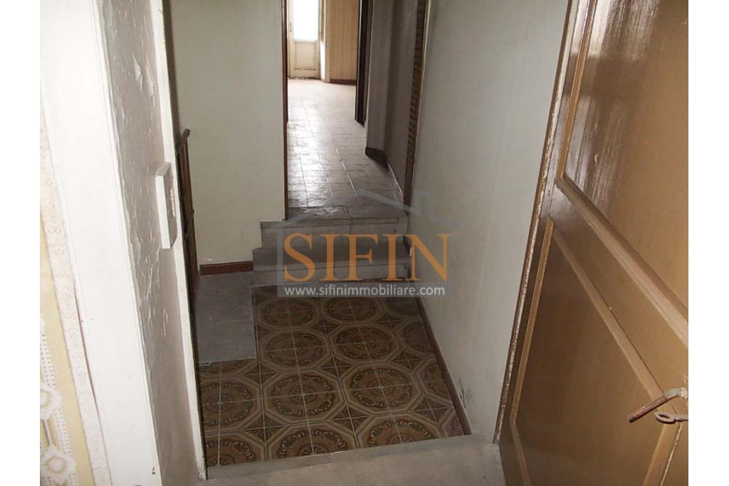 Casa singola  - Mirabella Eclano, sulla centralissima Via Roma, proponiamo in vendita terratetto su 4 livelli per un totale complessivo di mq. 130,00