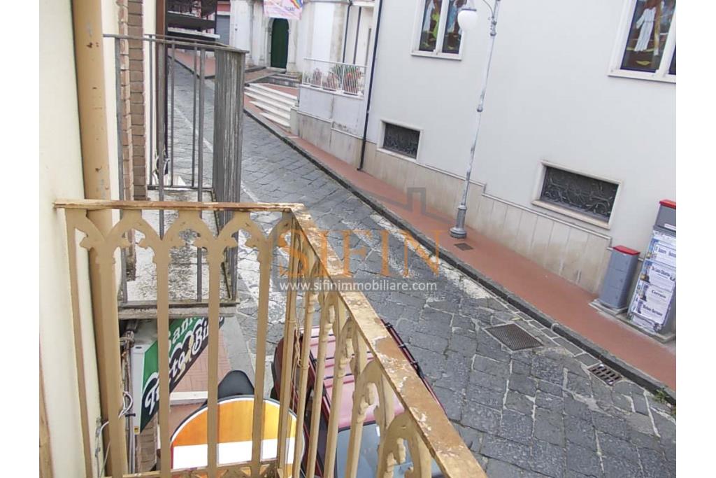 Casa singola  - Mirabella Eclano, sulla centralissima Via Roma, proponiamo in vendita terratetto su 4 livelli per un totale complessivo di mq. 130,00