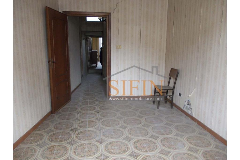 Casa singola  - Mirabella Eclano, sulla centralissima Via Roma, proponiamo in vendita terratetto su 4 livelli per un totale complessivo di mq. 130,00