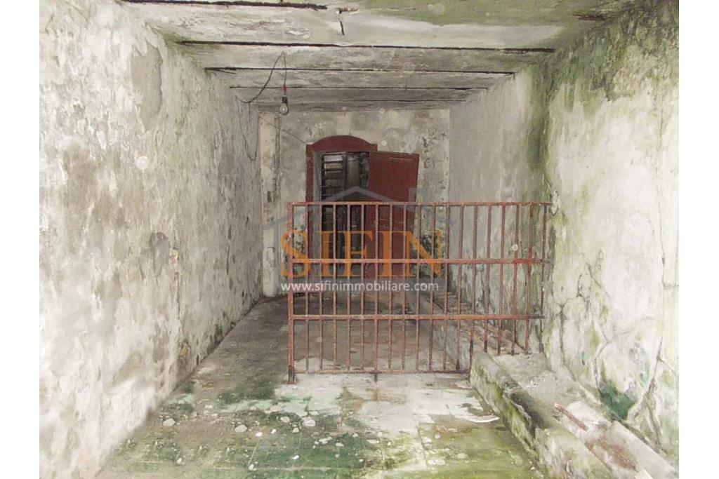 Casa singola  - Mirabella Eclano, sulla centralissima Via Roma, proponiamo in vendita terratetto su 4 livelli per un totale complessivo di mq. 130,00