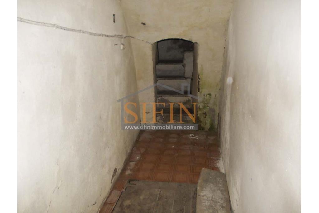 Casa singola  - Mirabella Eclano, sulla centralissima Via Roma, proponiamo in vendita terratetto su 4 livelli per un totale complessivo di mq. 130,00