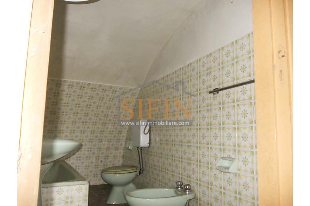 Casa singola  - Mirabella Eclano, sulla centralissima Via Roma, proponiamo in vendita terratetto su 4 livelli per un totale complessivo di mq. 130,00