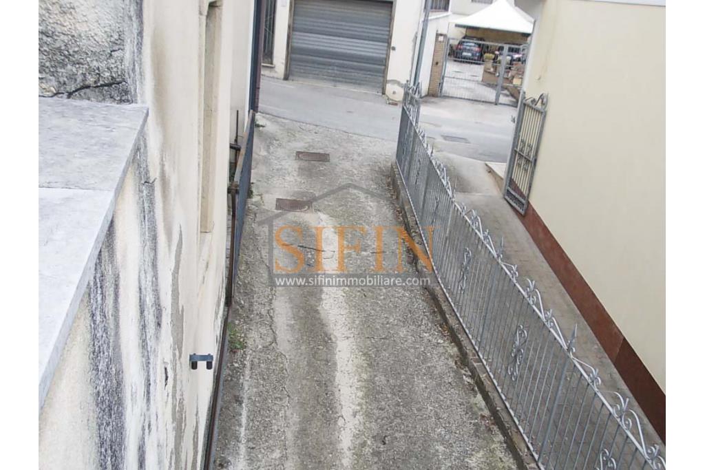 Casa singola  - Mirabella Eclano, sulla centralissima Via Roma, proponiamo in vendita terratetto su 4 livelli per un totale complessivo di mq. 130,00