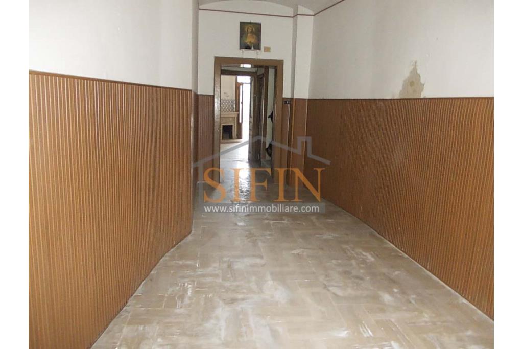 Casa singola  - Mirabella Eclano, sulla centralissima Via Roma, proponiamo in vendita terratetto su 4 livelli per un totale complessivo di mq. 130,00