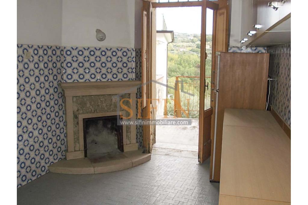 Casa singola  - Mirabella Eclano, sulla centralissima Via Roma, proponiamo in vendita terratetto su 4 livelli per un totale complessivo di mq. 130,00