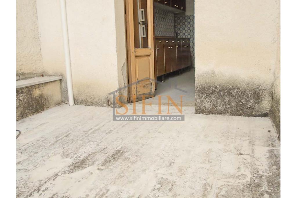 Casa singola  - Mirabella Eclano, sulla centralissima Via Roma, proponiamo in vendita terratetto su 4 livelli per un totale complessivo di mq. 130,00