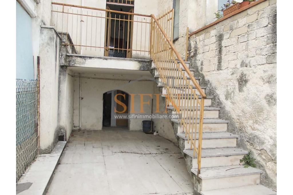 Casa singola  - Mirabella Eclano, sulla centralissima Via Roma, proponiamo in vendita terratetto su 4 livelli per un totale complessivo di mq. 130,00